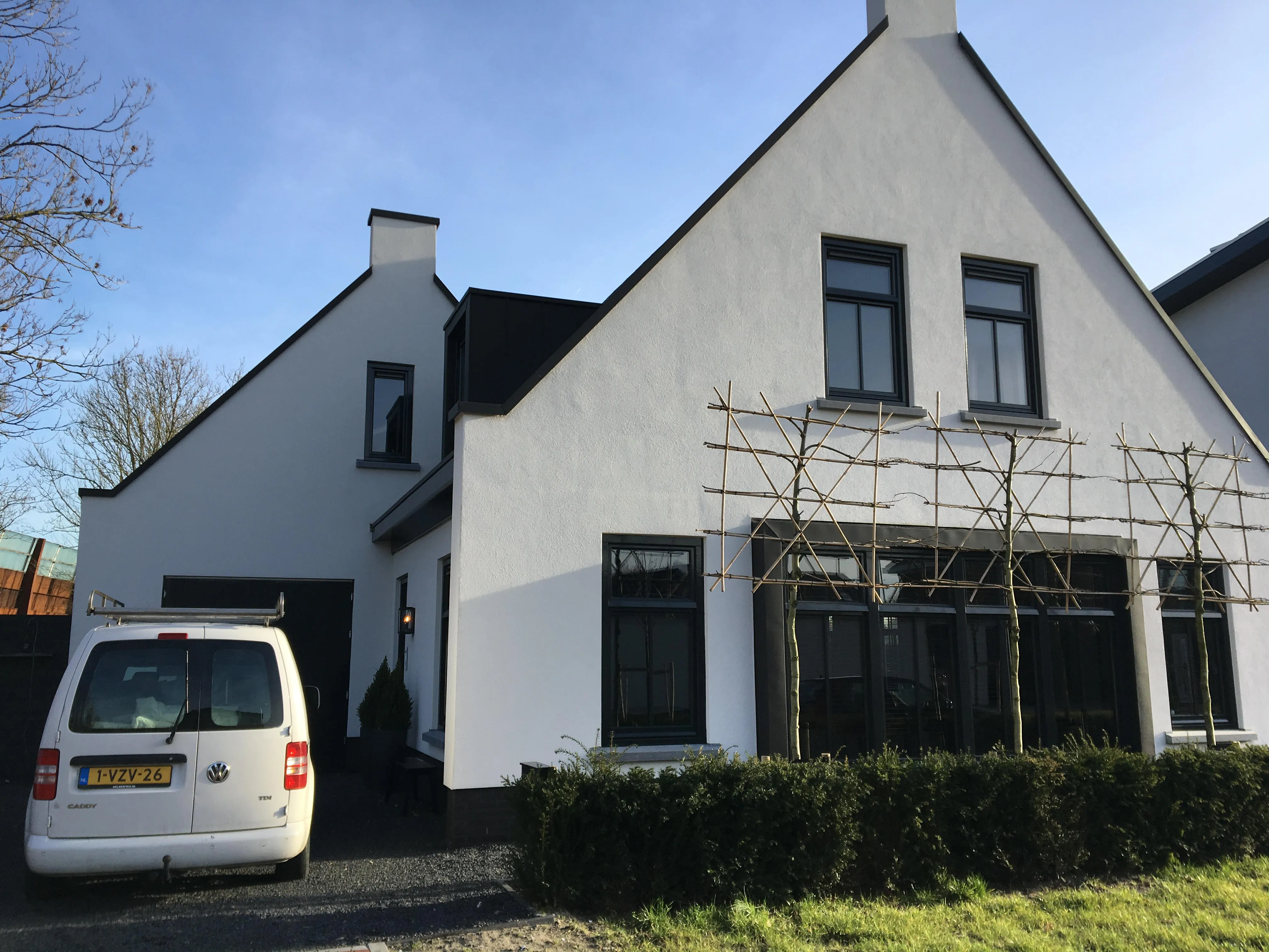 Door HelderFris geschilderde moderne woning